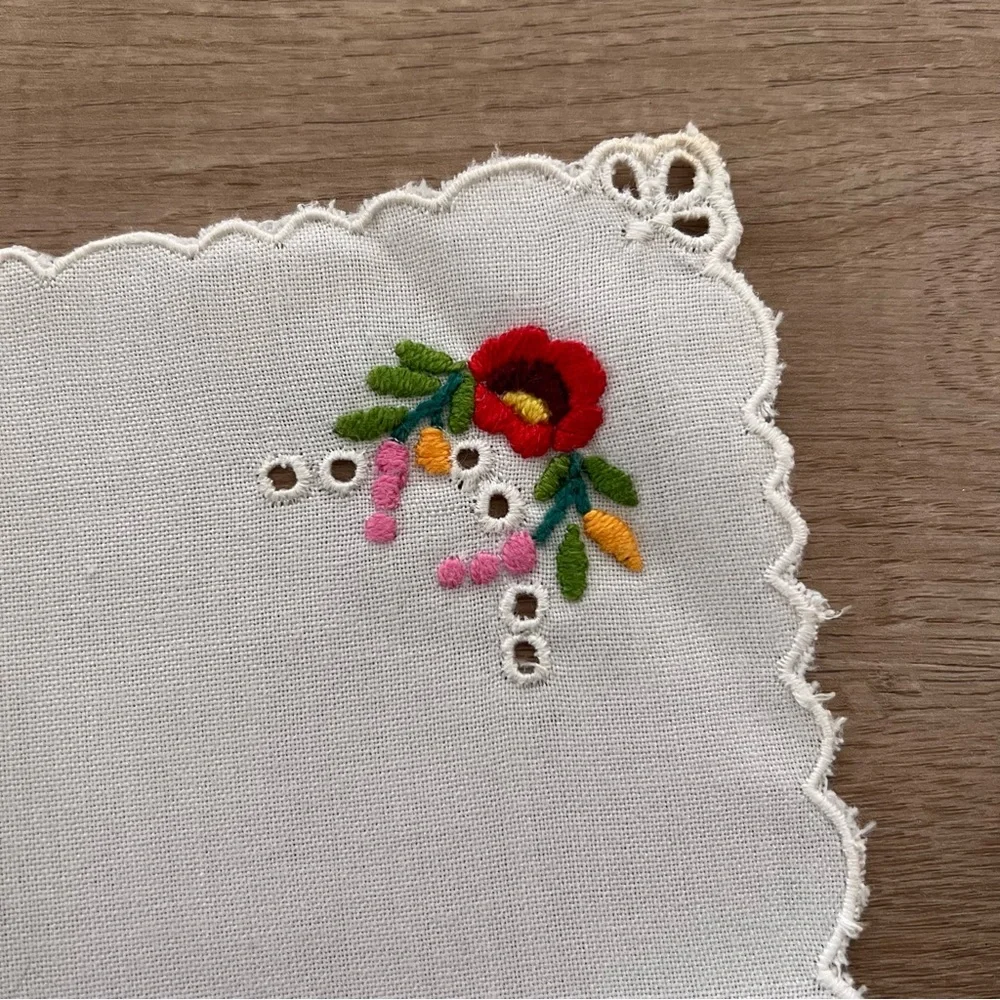 Vintage Square‎ White Linen Table Cloth Napkin Embroidered Flower 9.25”
